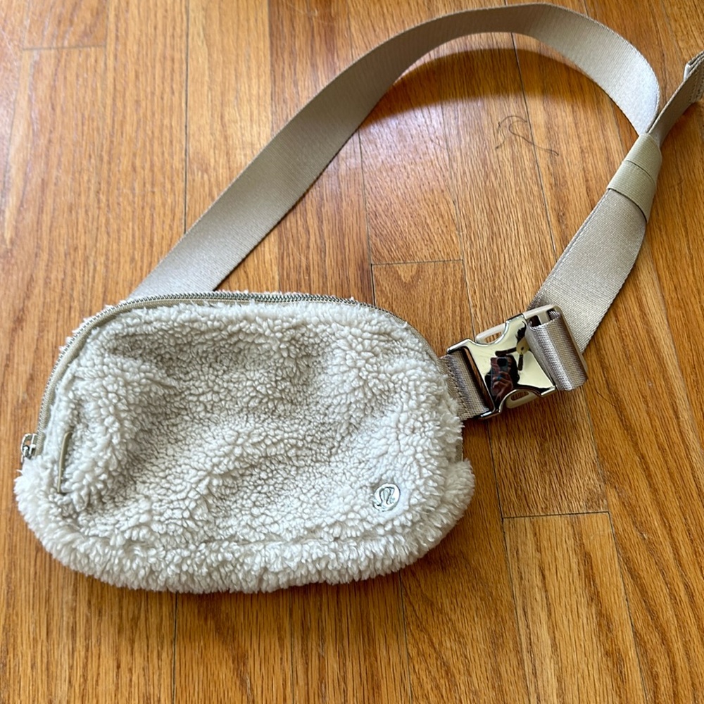 New lululemon fuzzy fleece belt bag, great for on the go use and very efficient.
